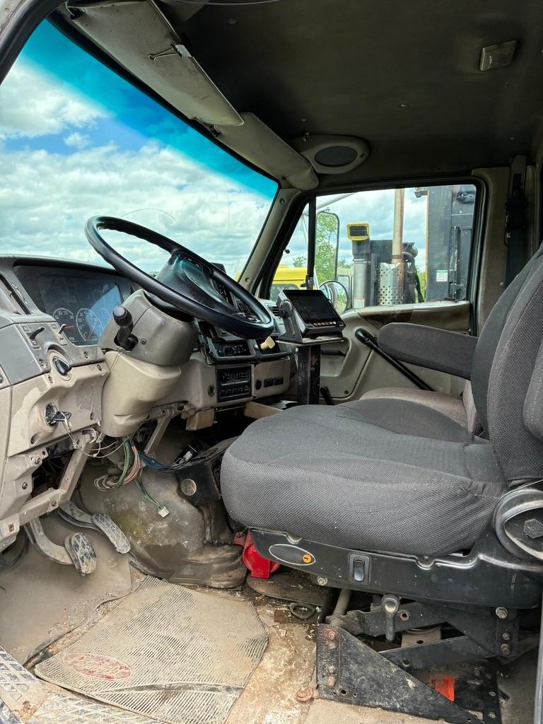 2005 Sterling McNeilus Rear Loader - image 10