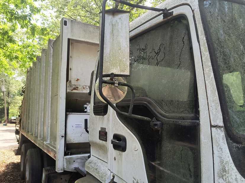2000 GMC Leach Rear Loader — photo 2