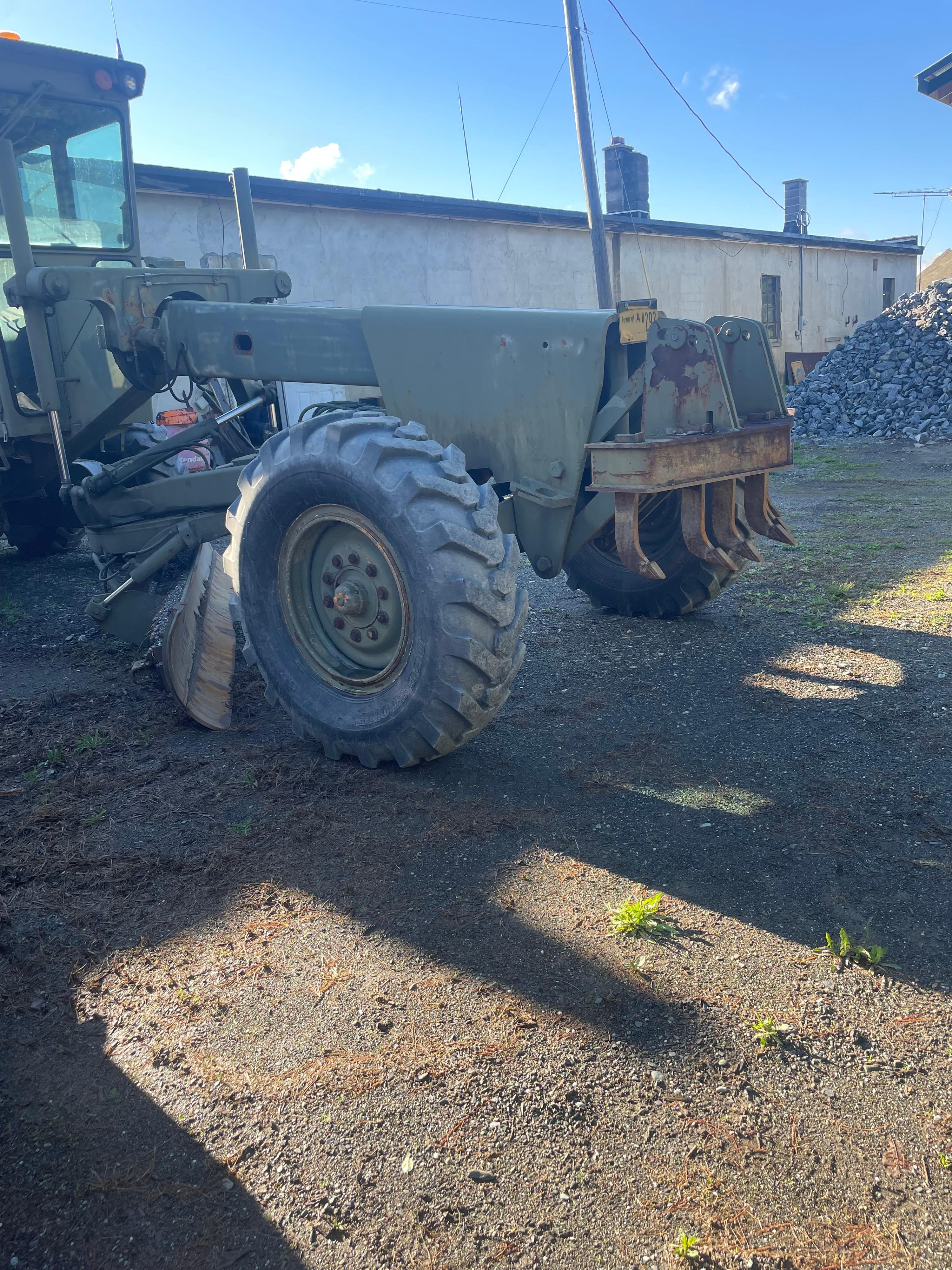 1980 John Deere 570A Motor Grader - image 3