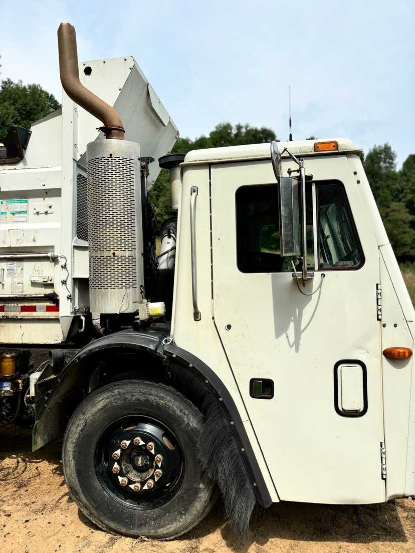 2010 Mack McNeilus Automated Side Loader — photo 3