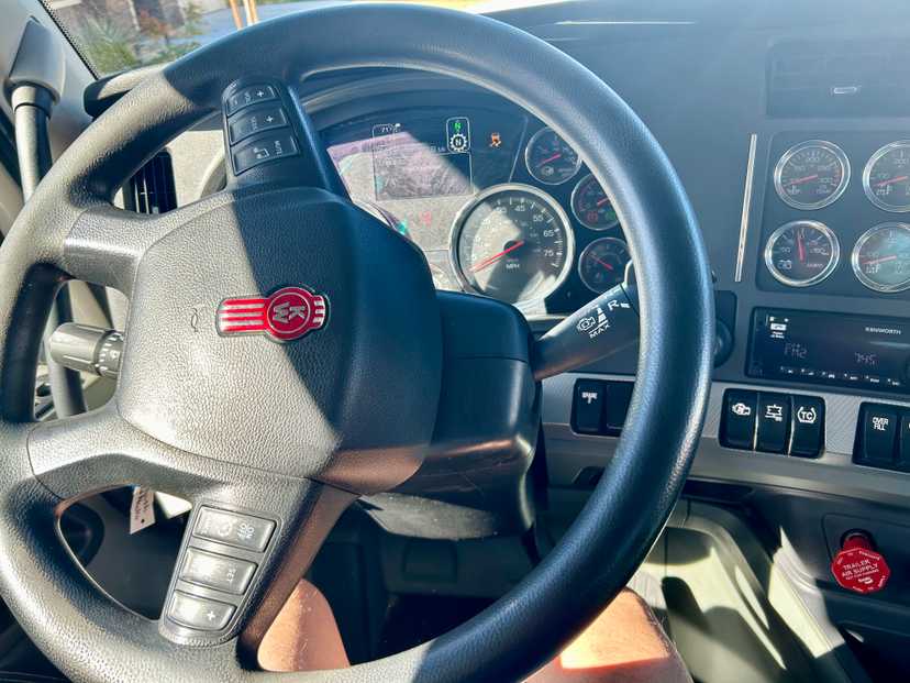 2020 Kenworth T880 Dump Truck — photo 7