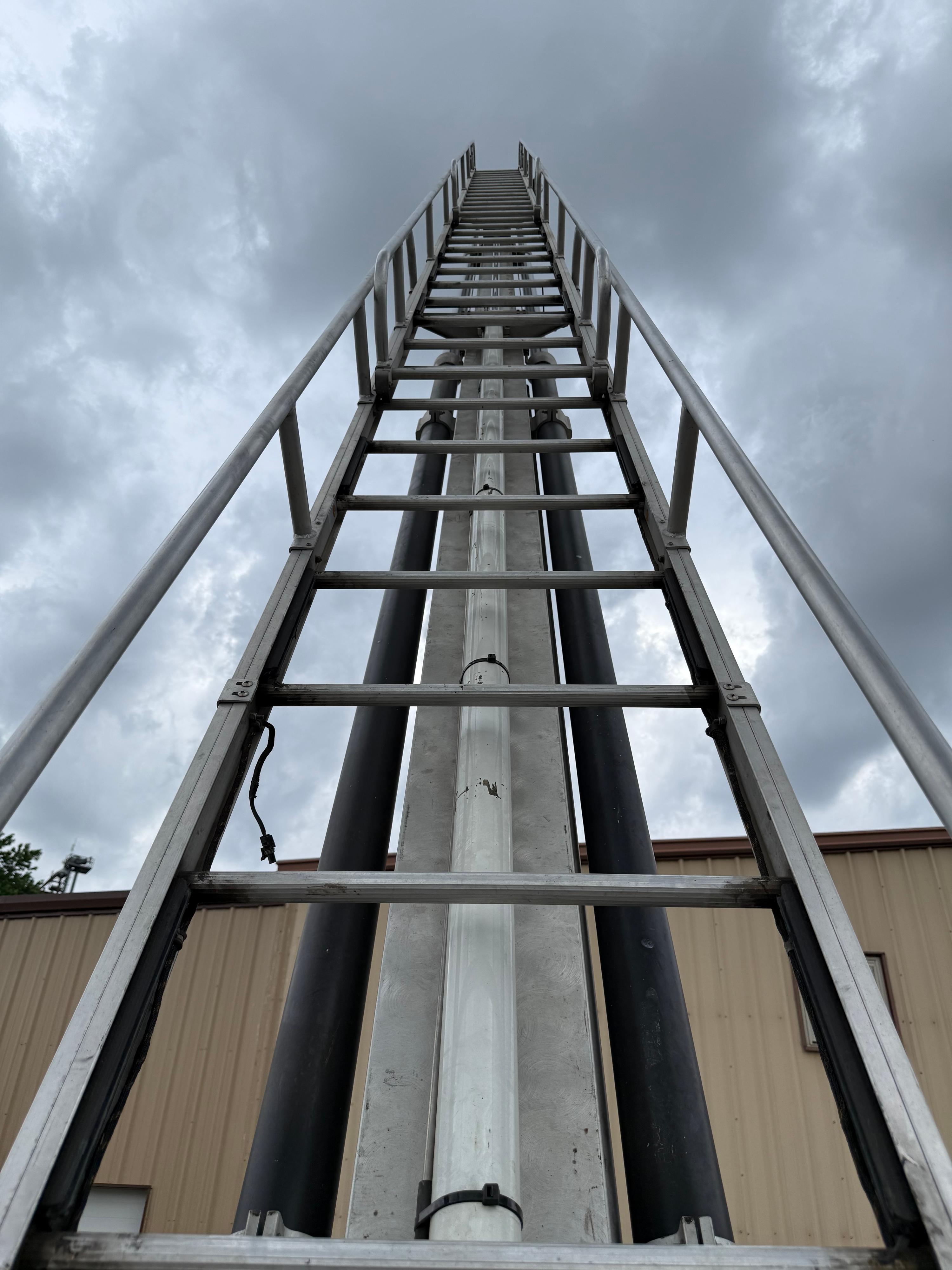 1997 E-One Telesquirt 50' Telesquirt - image 9
