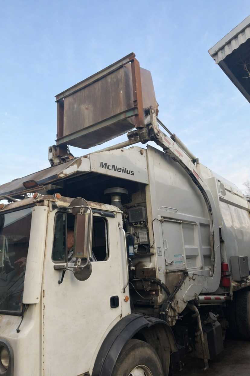 2016 Mack McNeilus Front Loader — photo 4