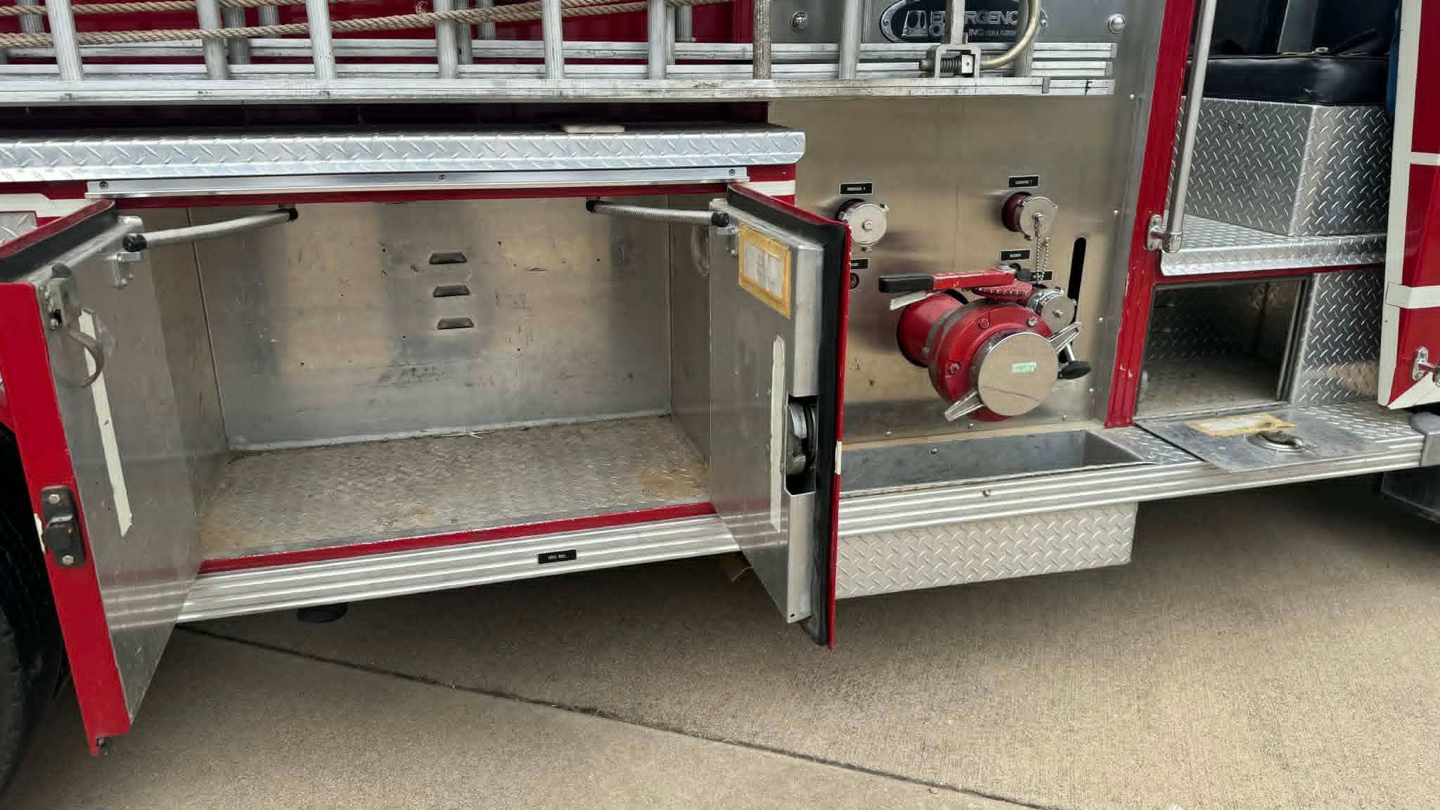 1984 E-One Ford Pumper Tanker - image 11