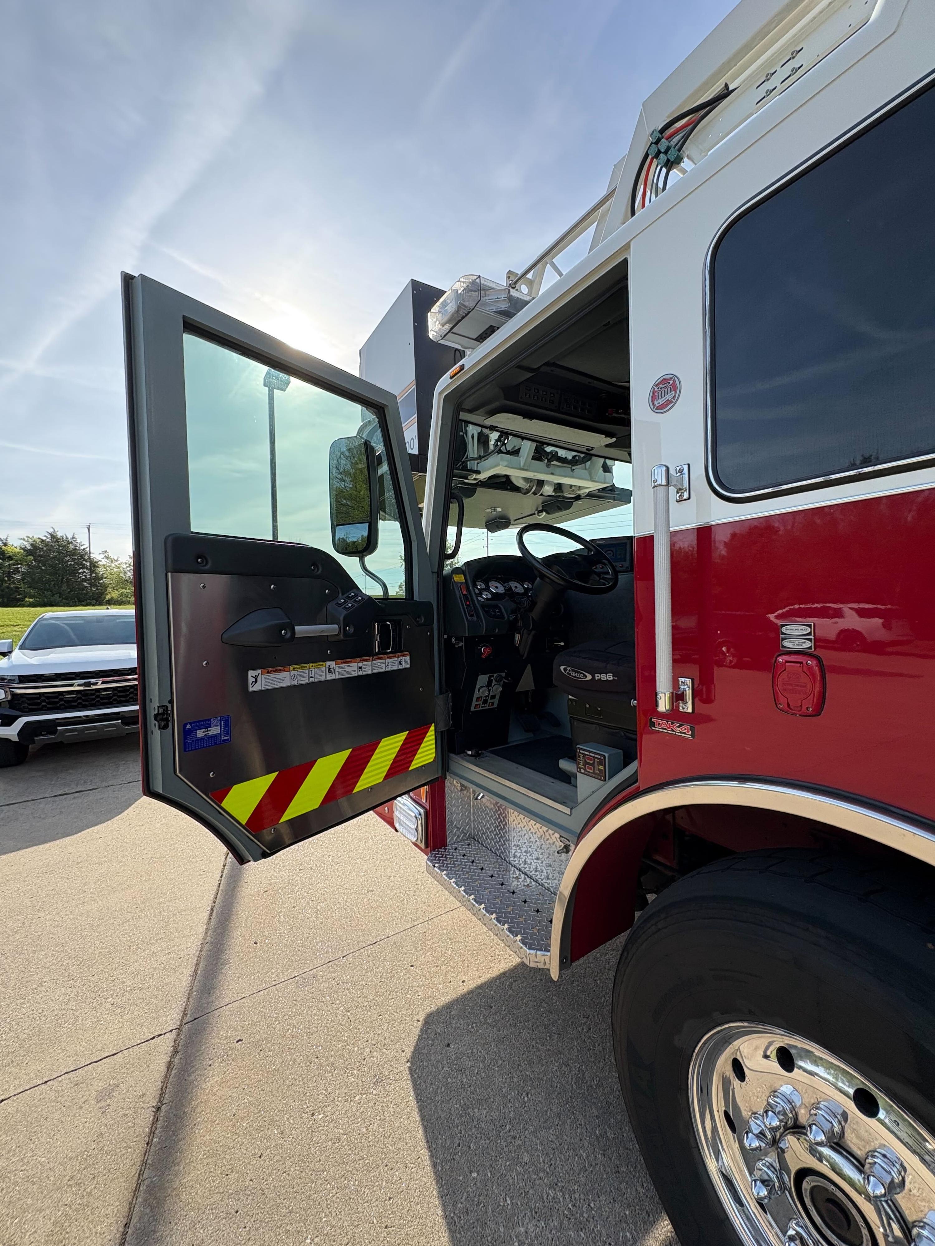 2013 Pierce Velocity 100' Quint - image 25