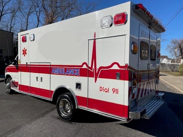 2006 Braun Ford Type III Ambulance - image 3