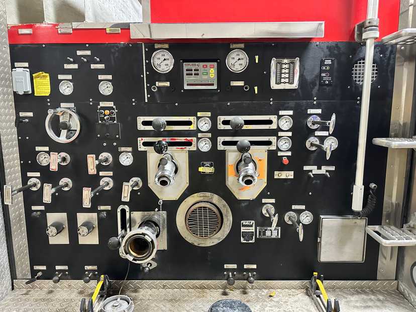 2001 Sutphen Monarch Pumper — photo 7