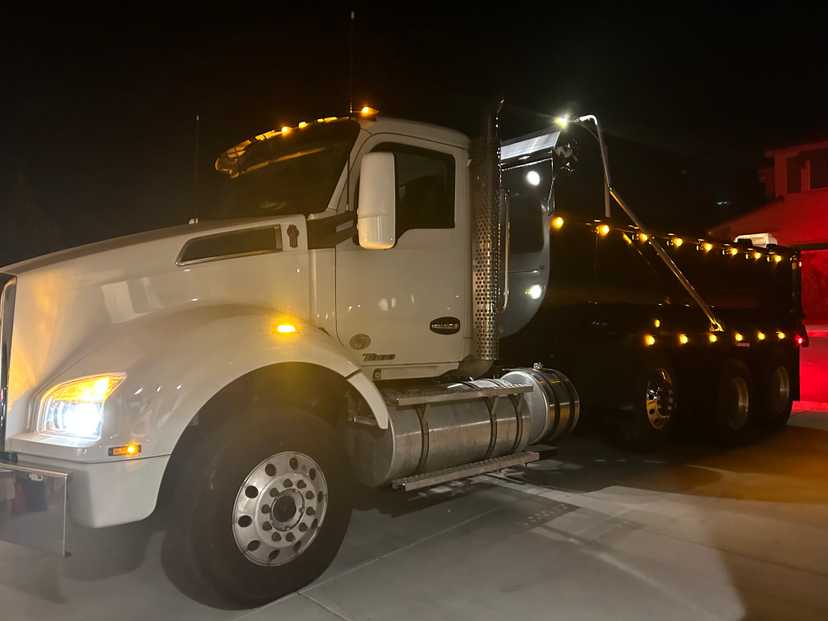 2020 Kenworth T880 Dump Truck — photo 3