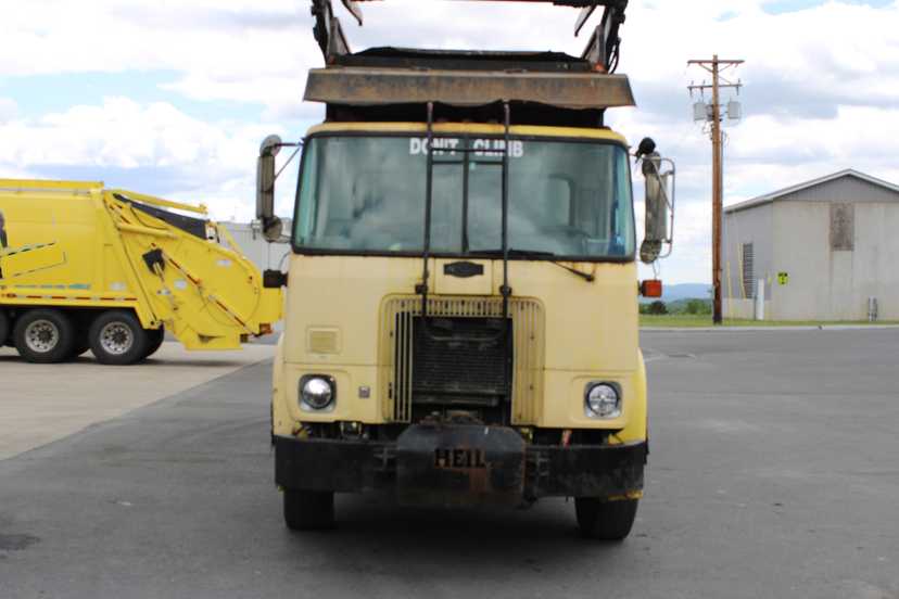 2005 Autocar Heil Front Loader — photo 3