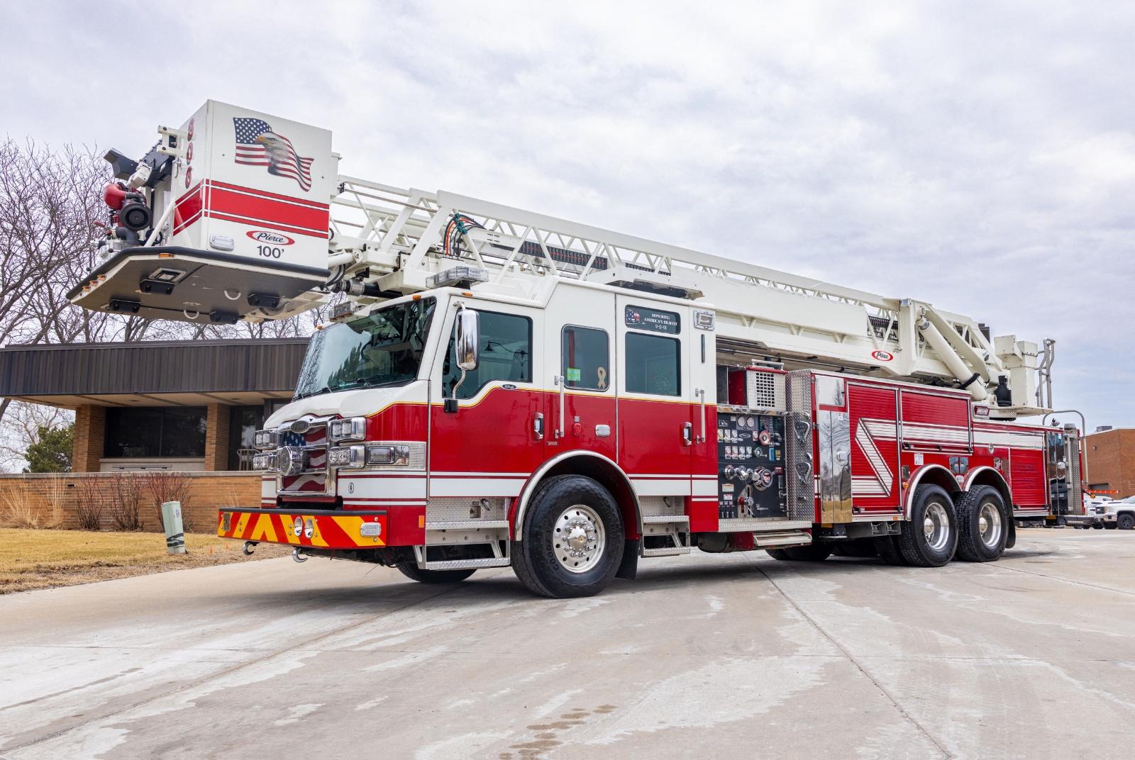 2016 Pierce Velocity 100' Quint - image 2