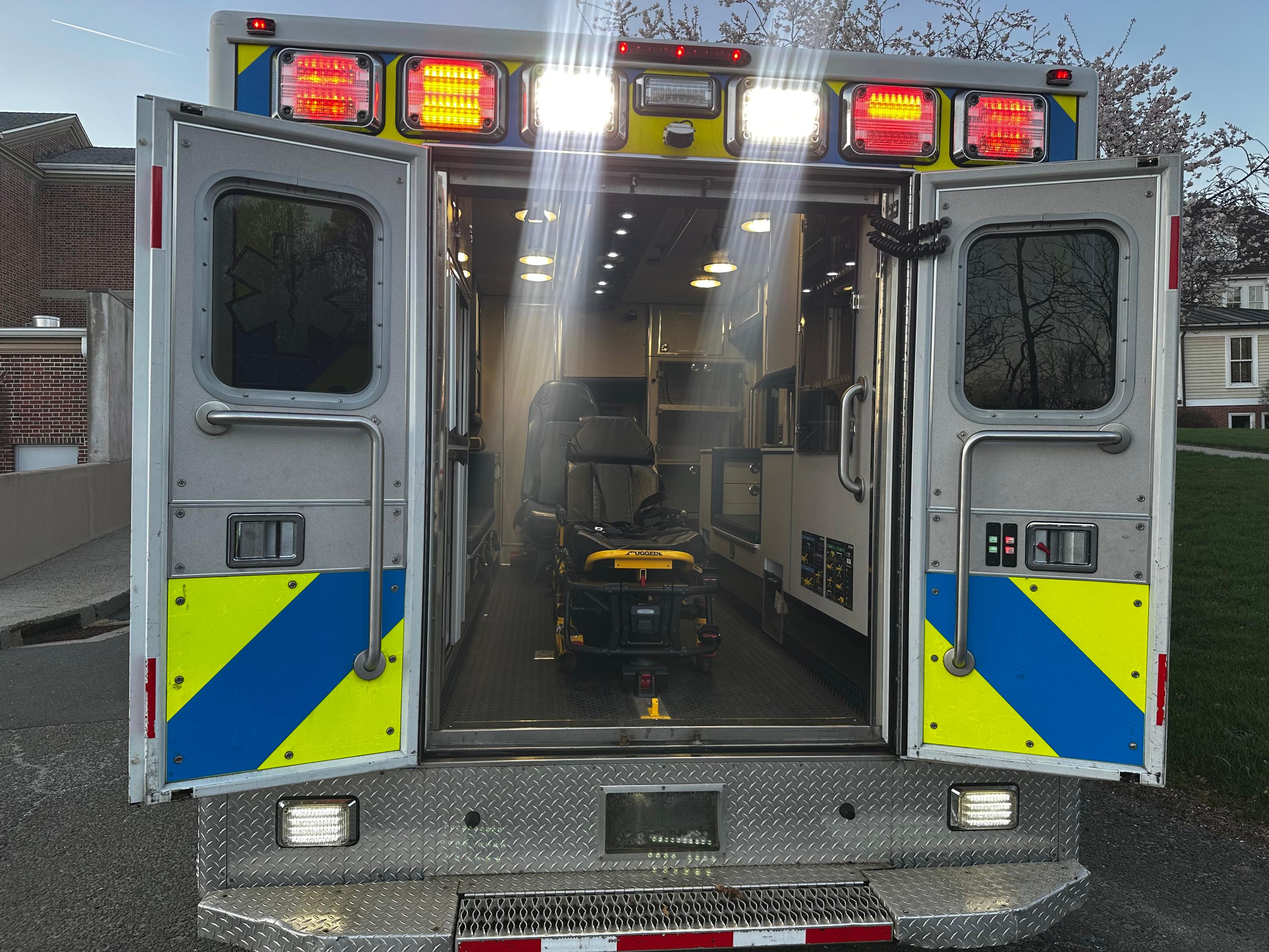 2012 LifeLine GMC Type III Ambulance - image 10