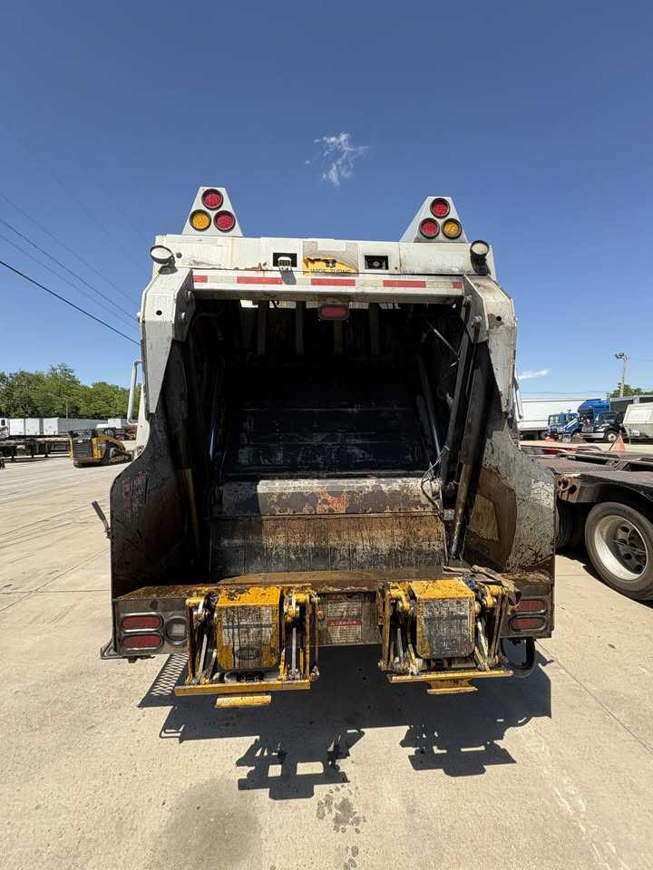 2012 Mack E-Z Pack Rear Loader — photo 8