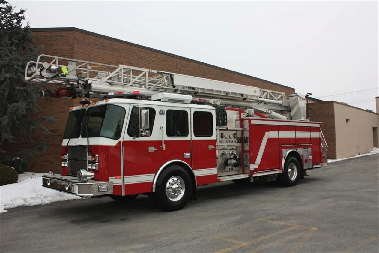 2003 E-One Cyclone II 75' Quint - image 2