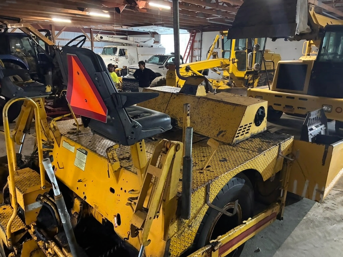1988 Blaw-Knox PF-150 Asphalt Paver - image 6