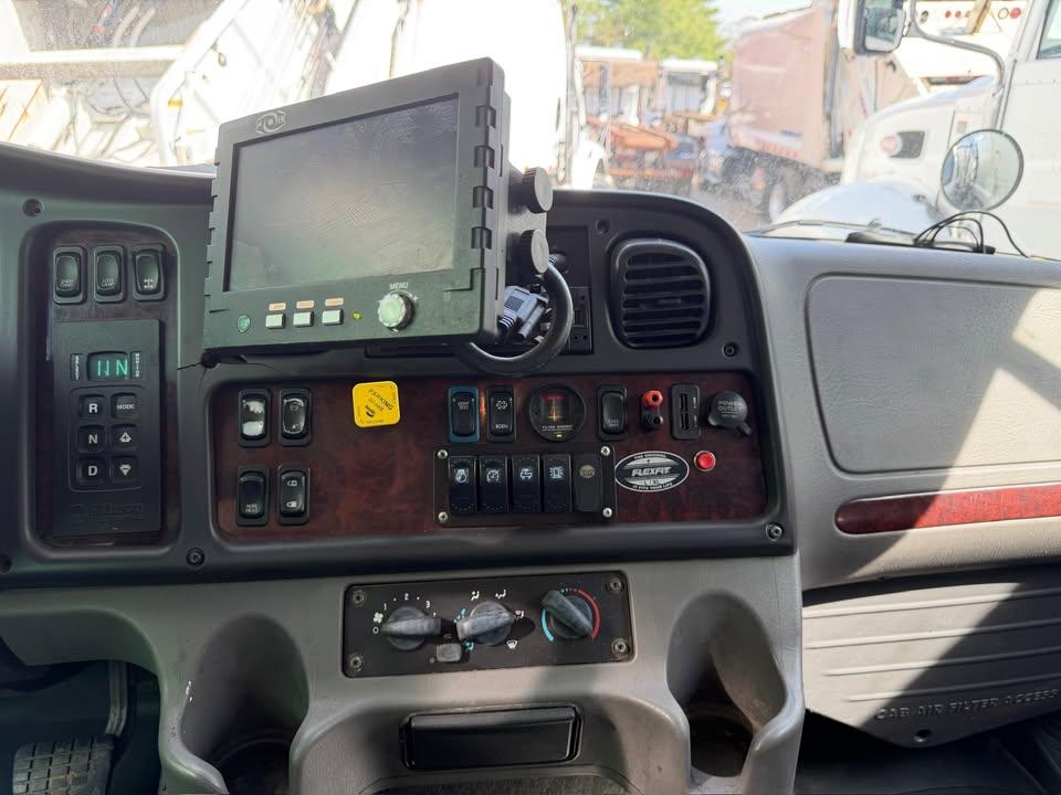 2020 Freightliner New Way Rear Loader - image 10