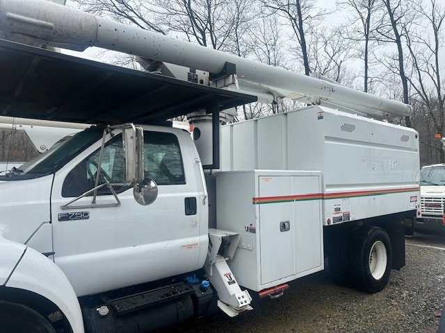 2013 Ford F750 Bucket Truck w/ Altec LR756 Boom & Chipper Dump (61 ft) — photo 6
