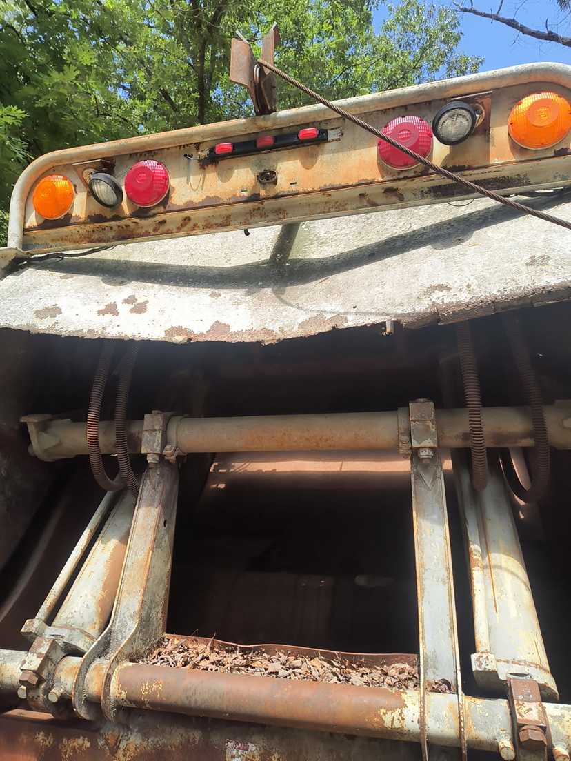 1993 GMC Leach Rear Loader — photo 5