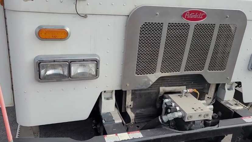 2017 Peterbilt Heil Automated Side Loader — photo 8