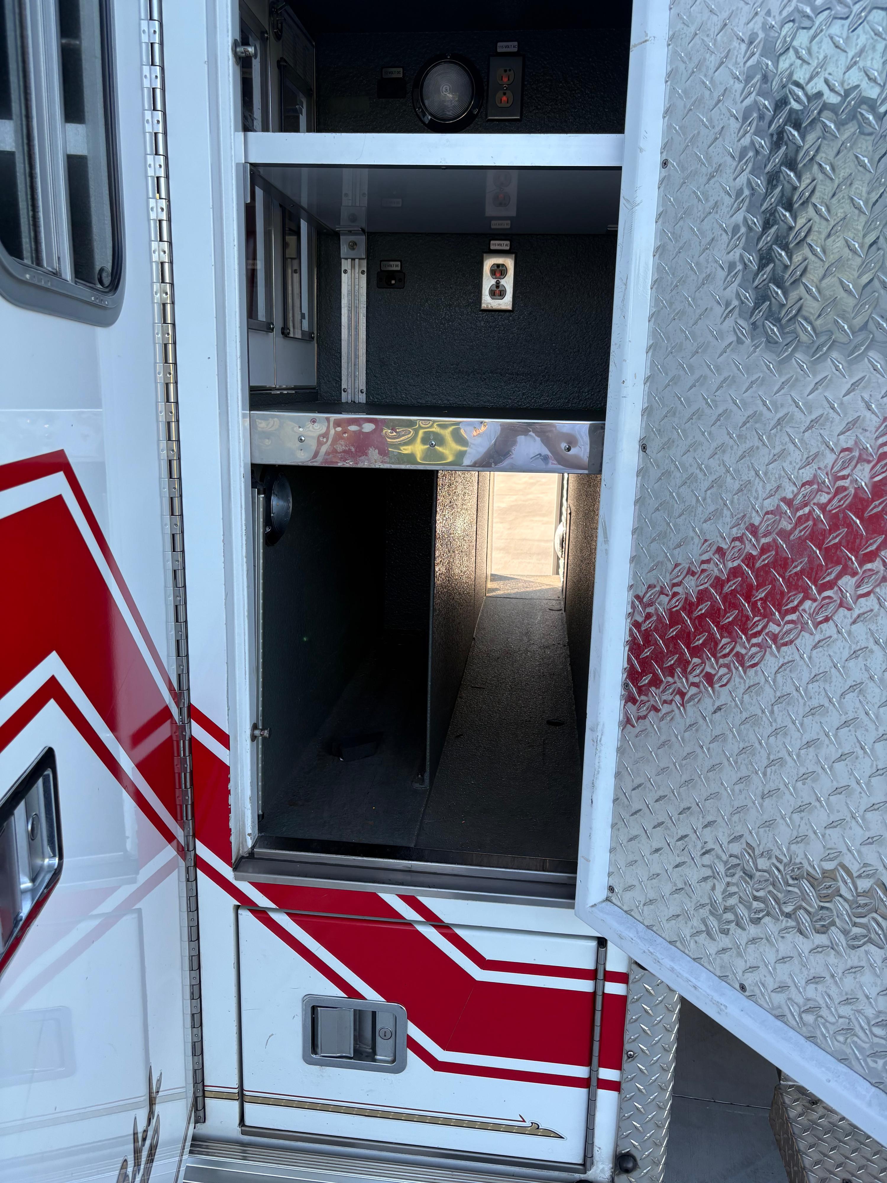 2016 LifeLine Dodge 4x4 Type I Ambulance - image 17