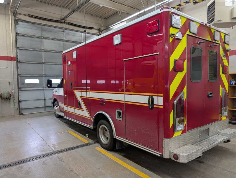 2010 Chevrolet Express 4500 Type III Ambulance — photo 5