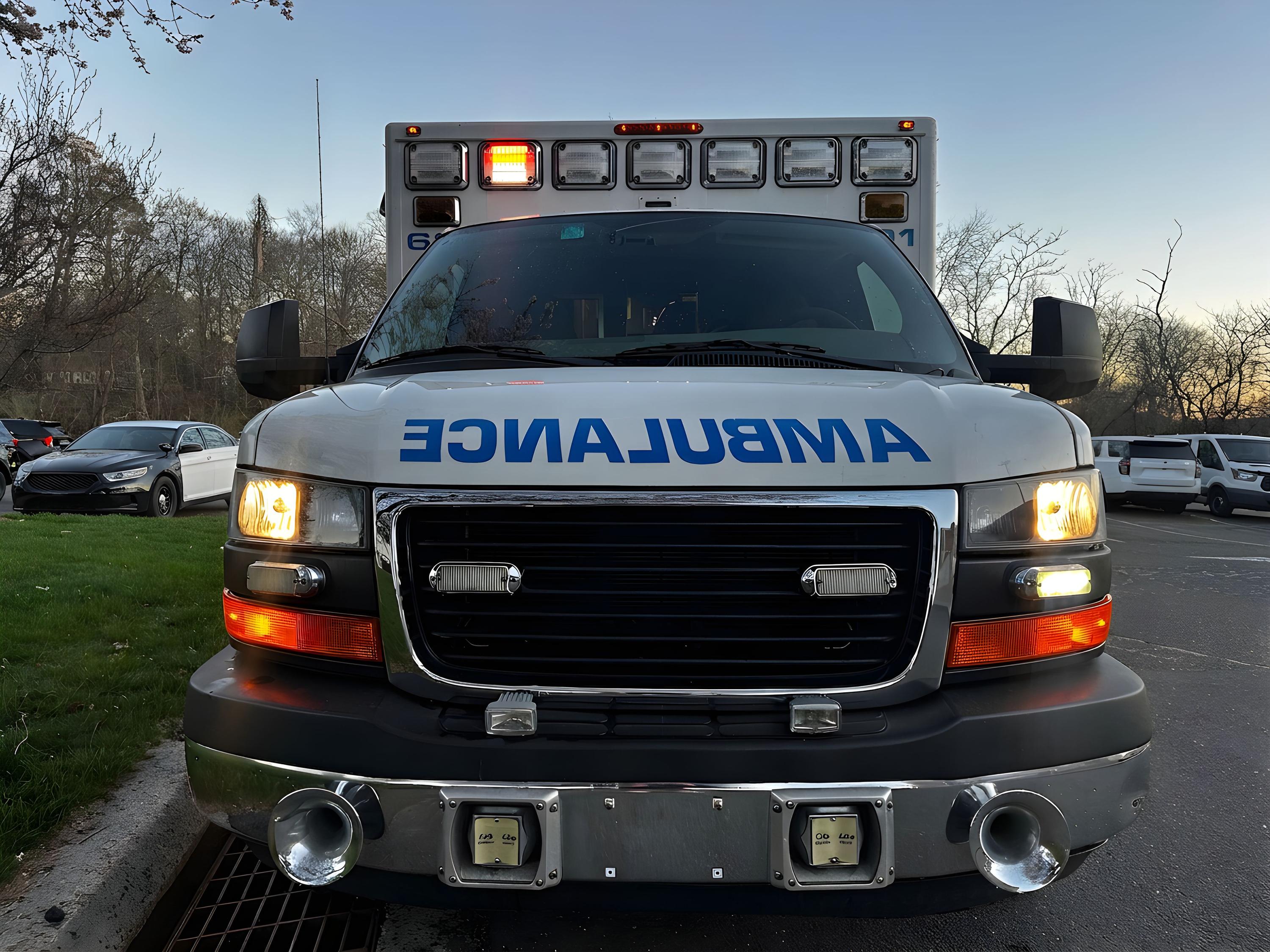 2012 LifeLine GMC Type III Ambulance - image 4
