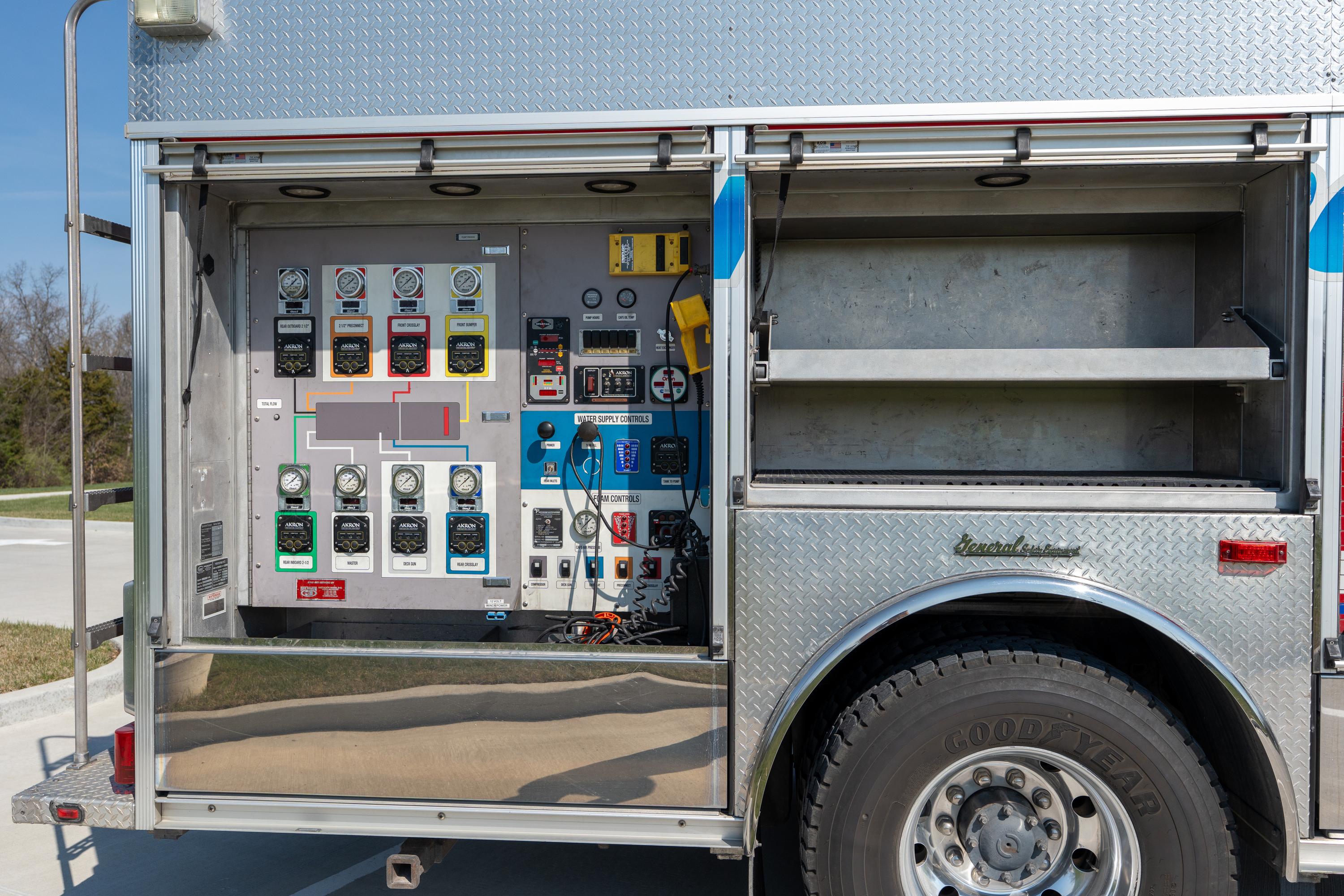 2005 Rosenbauer Spartan Rescue Pumper - image 10