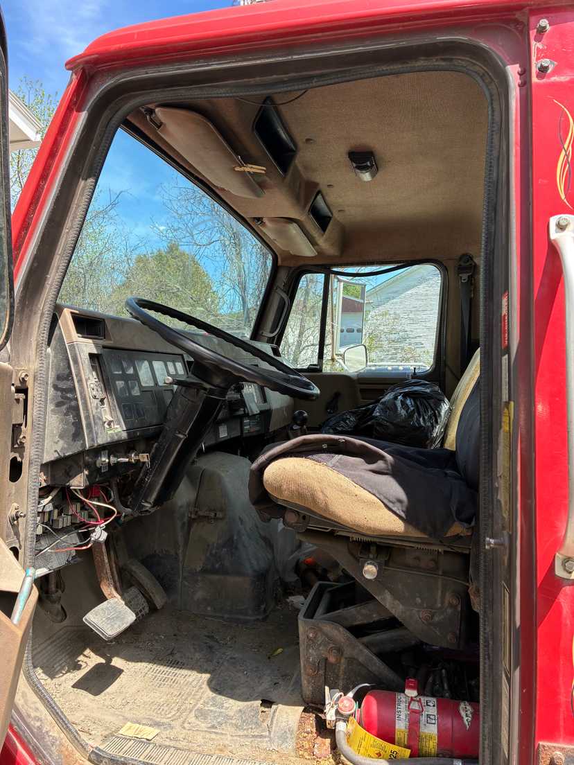 1991 International 4800 DT Flatbed — photo 8
