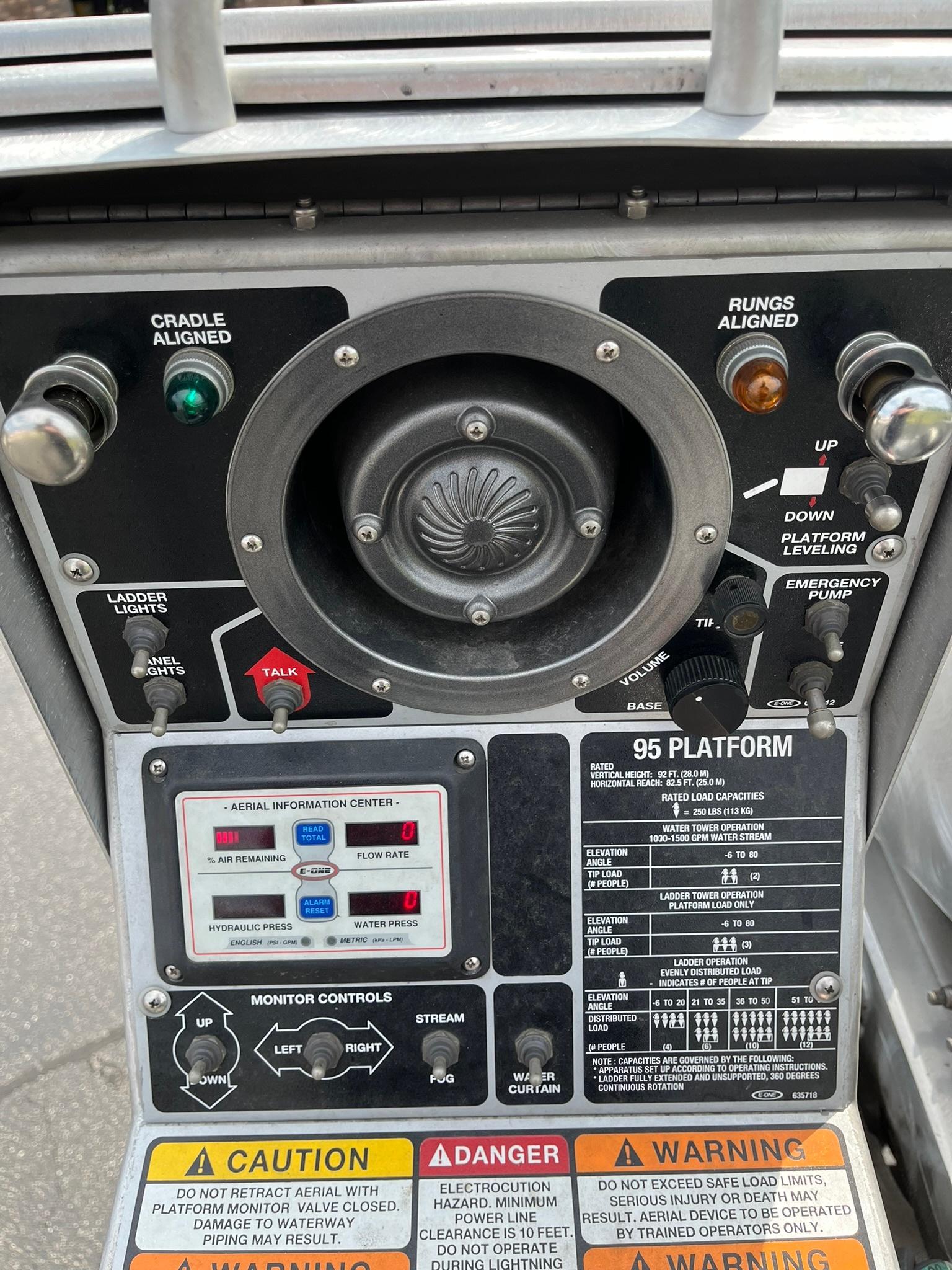 2003 E-One Cyclone 95' Aerial - image 32