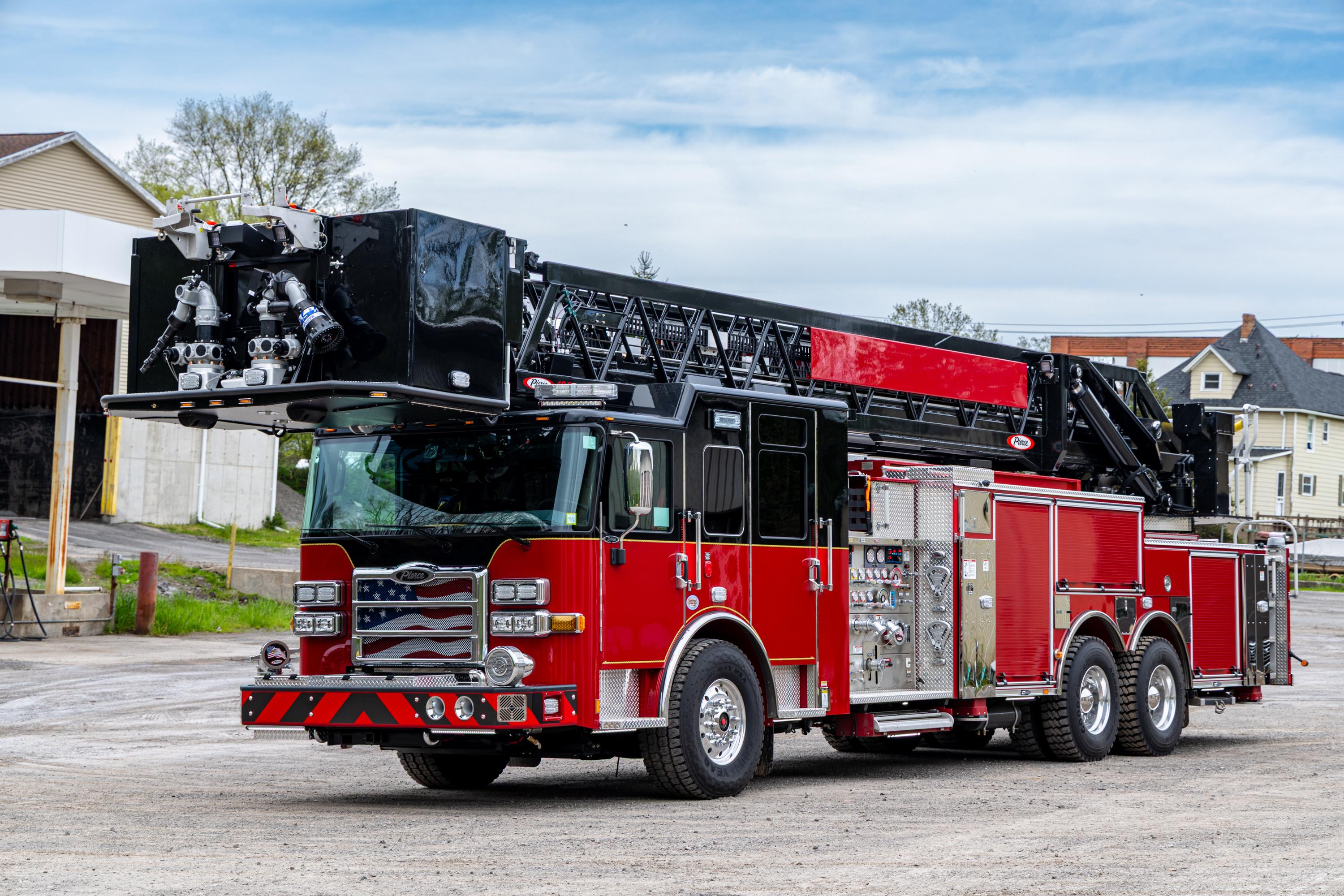 2025 Pierce Enforcer 100' Quint - image 1