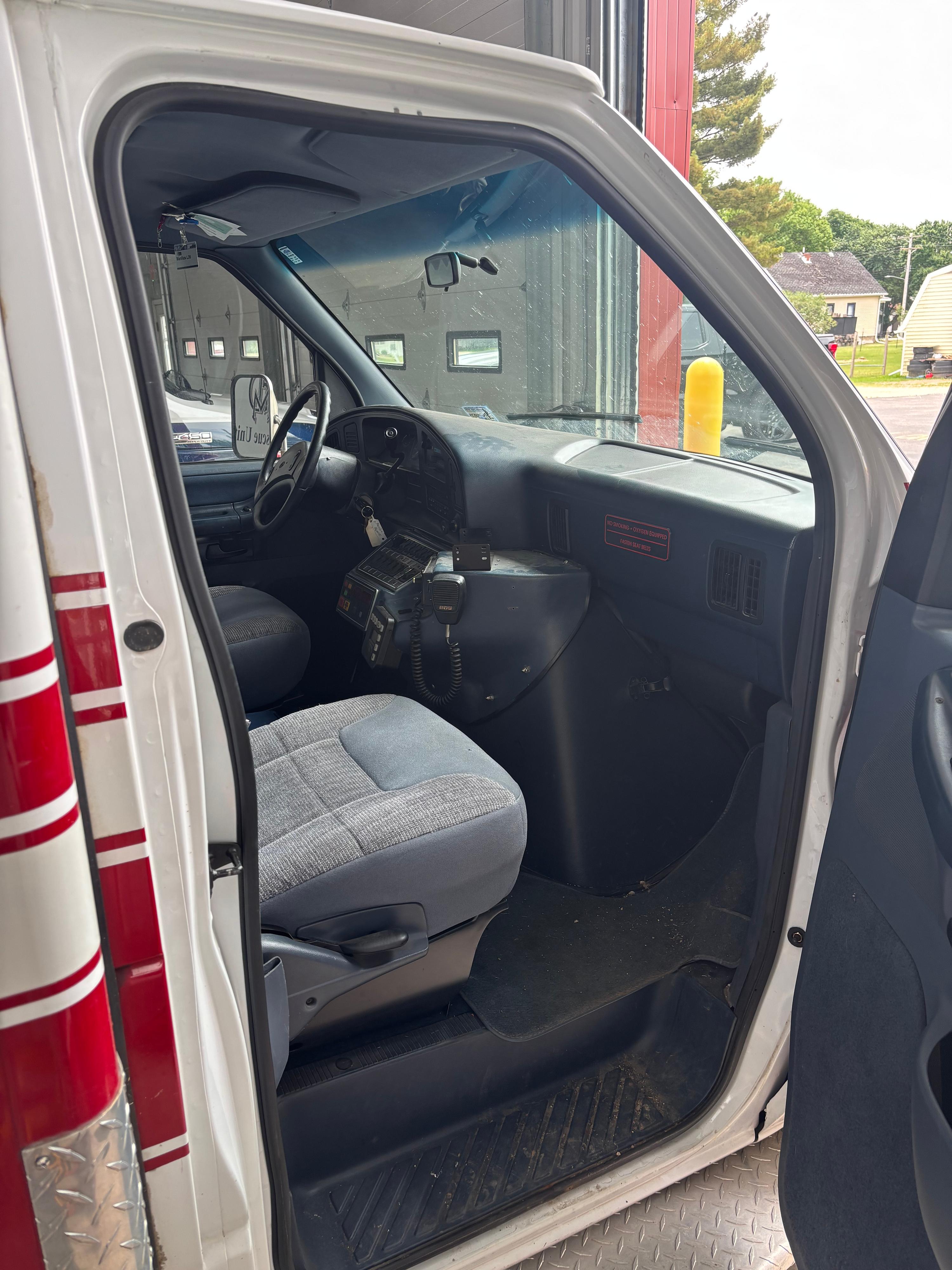 1996 MedTec Ford Type III Ambulance - image 7