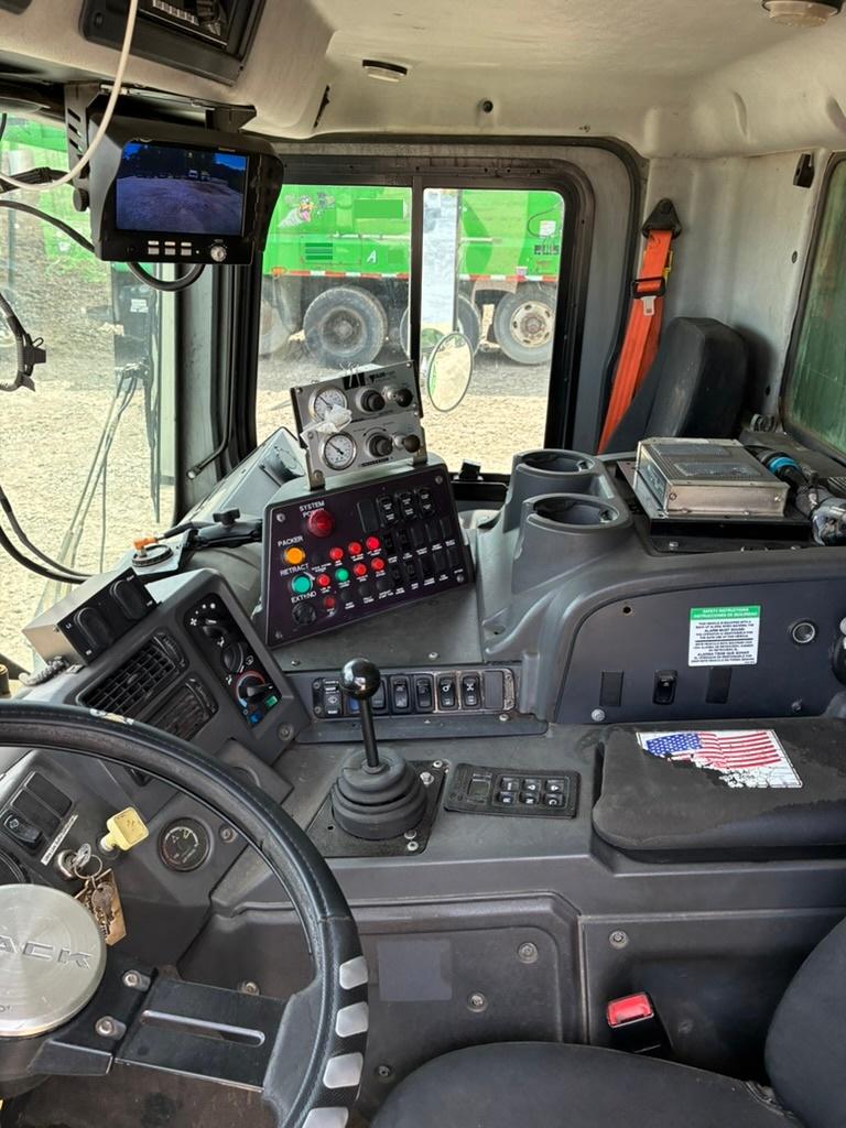 2017 Mack Heil Front Loader - image 13