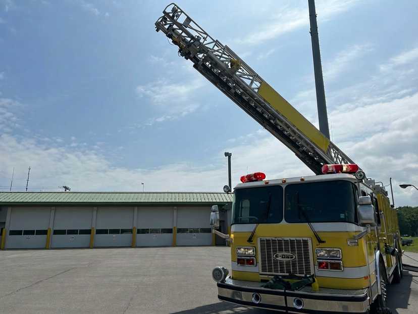 1995 E-One 80' Quint — photo 3