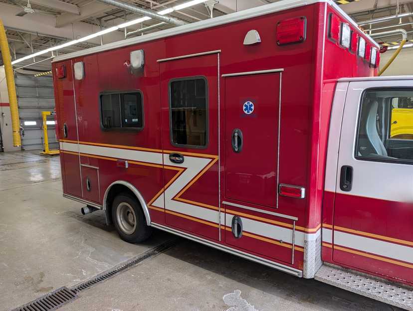 2010 Chevrolet Express 4500 Type III Ambulance — photo 7