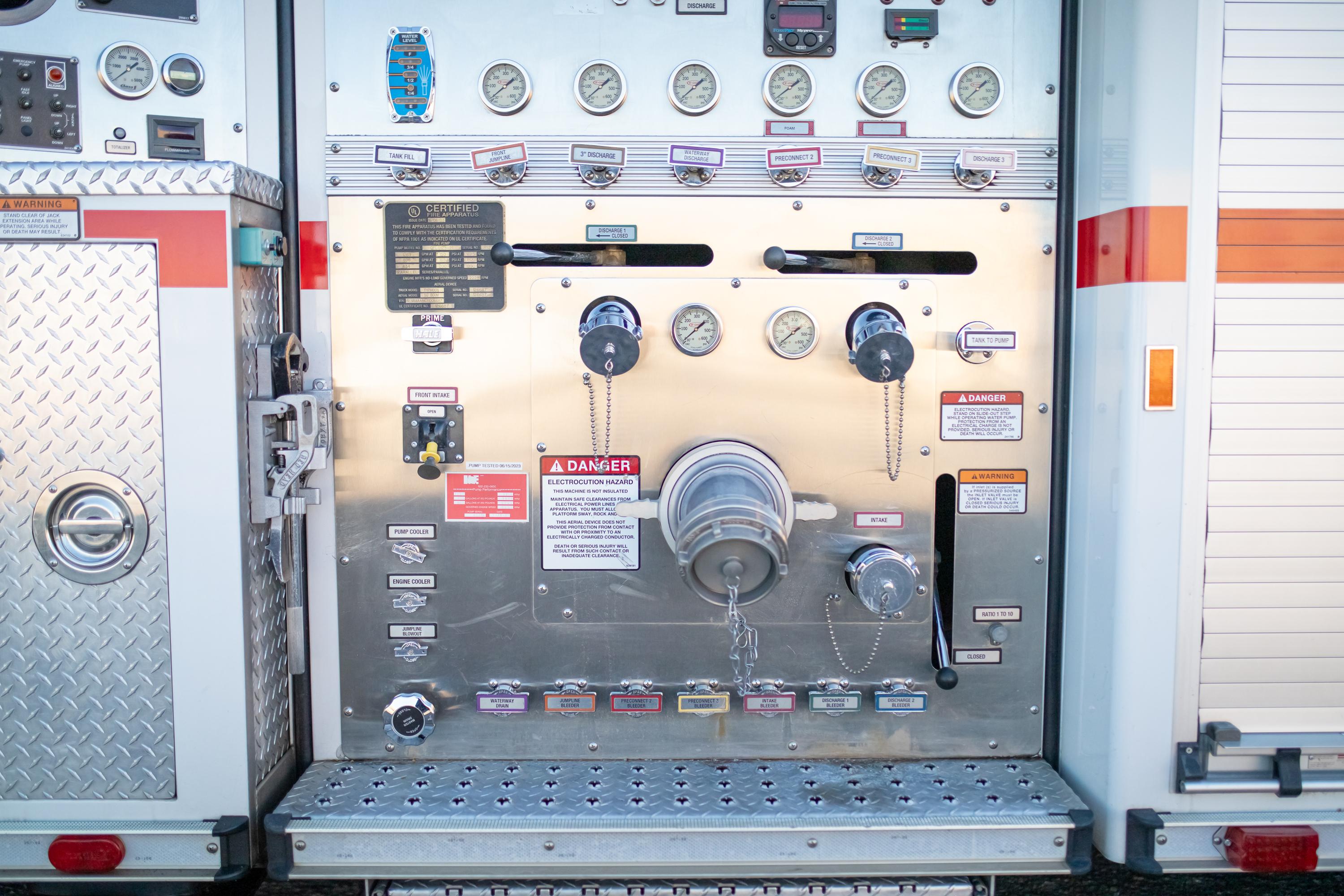 2003 E-One Typhoon 50' Quint - image 29