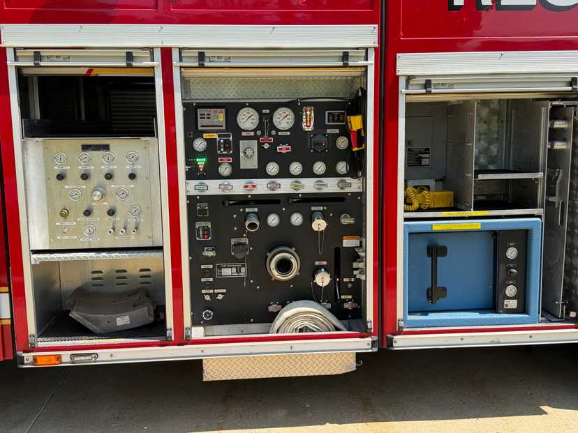 2002 E-One Cyclone Rescue Pumper — photo 2