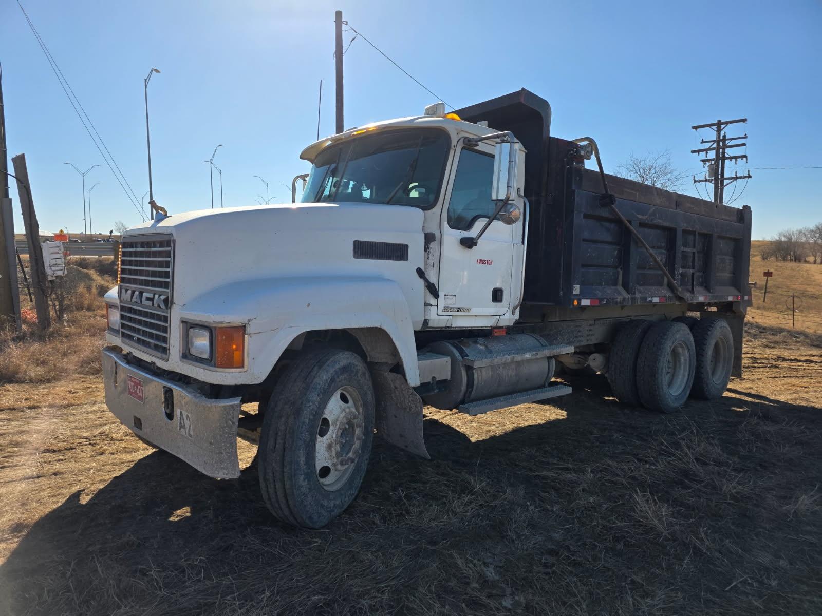 2005 Mack CHN613 Dump Truck - image 1