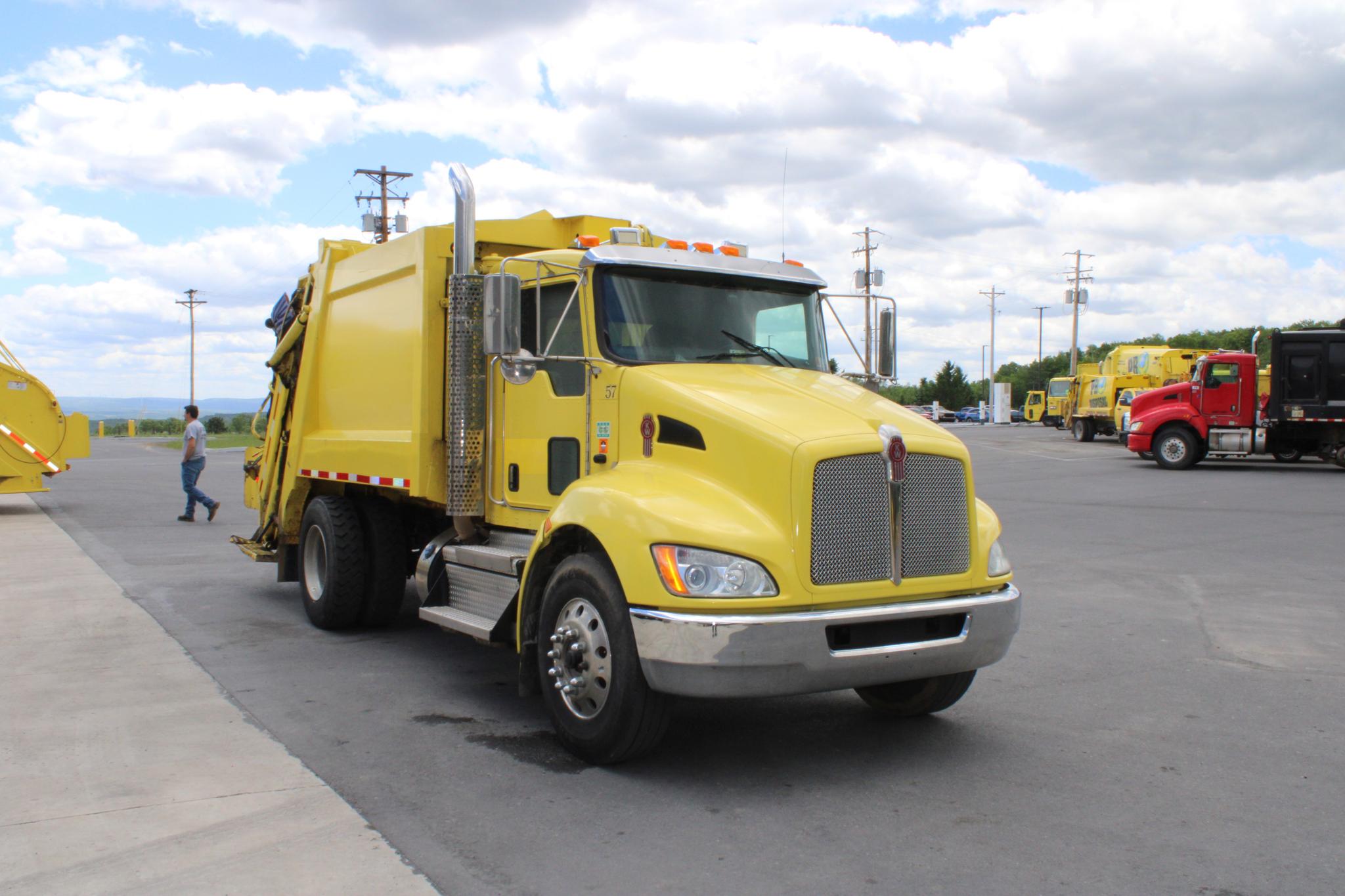 2018 Kenworth Pak-Mor Rear Loader - image 1