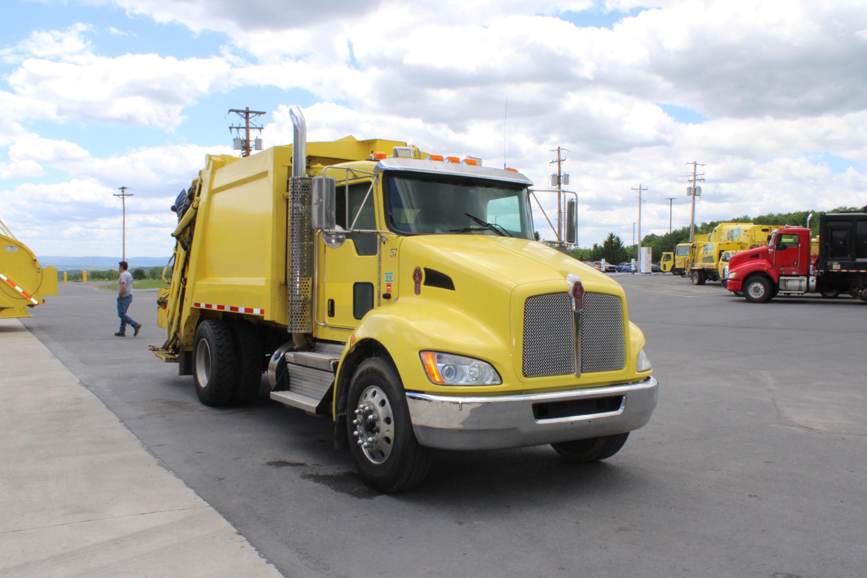 2018 Kenworth Pak-Mor Rear Loader - image 1