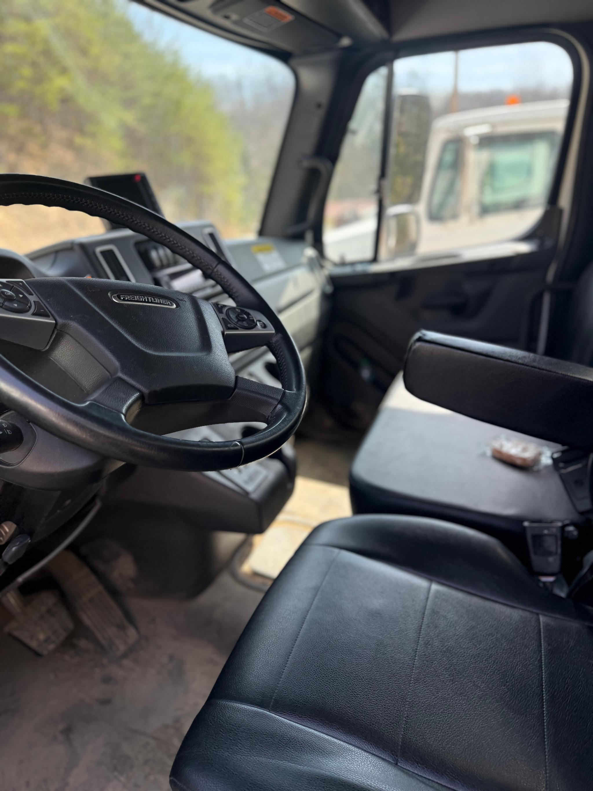2024 Freightliner New Way Rear Loader - image 5