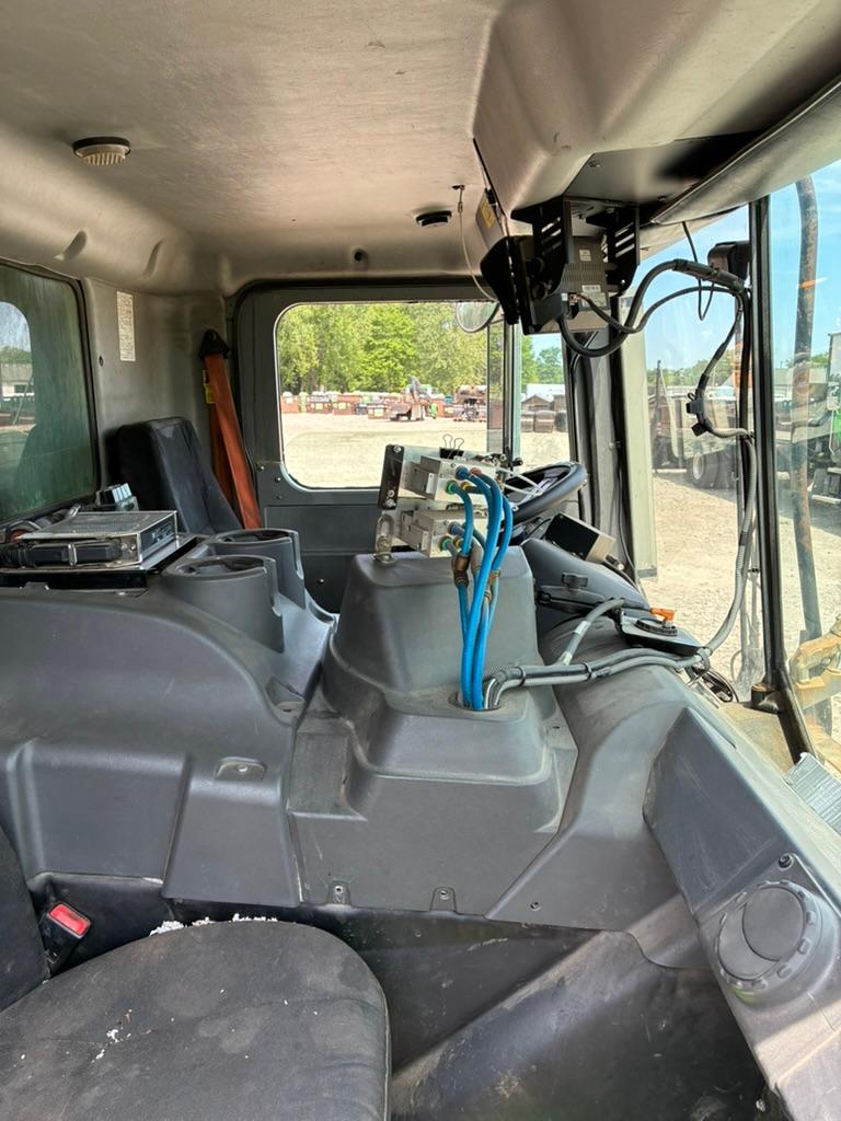 2017 Mack Heil Front Loader - image 17