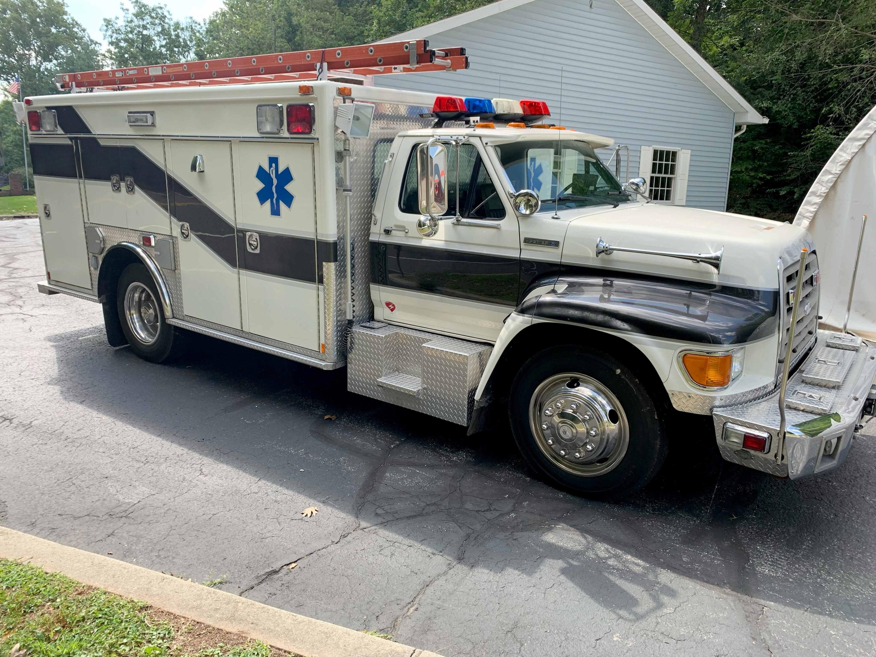 1996 Ford F600 Light Rescue - image 1