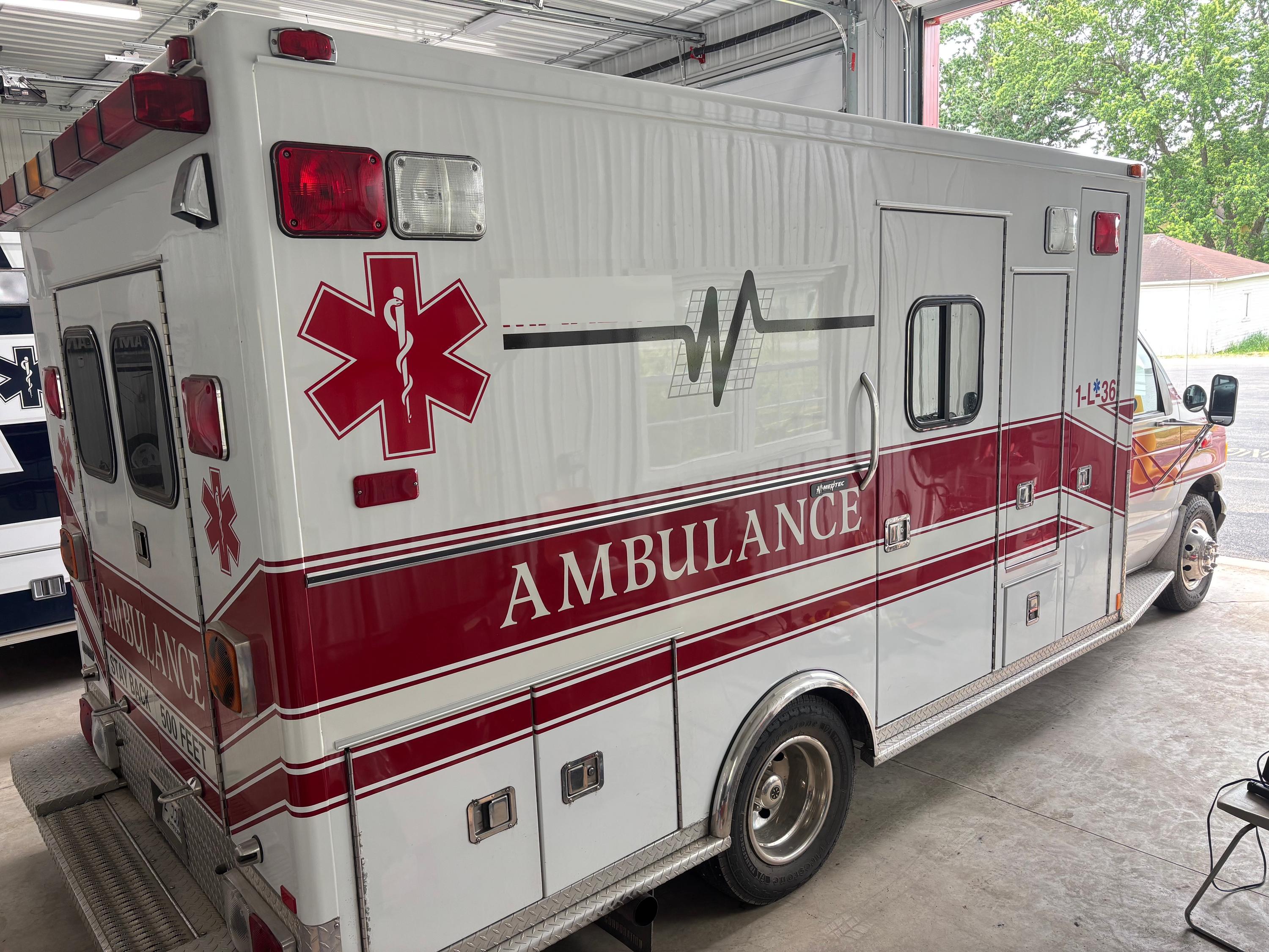 1996 MedTec Ford Type III Ambulance - image 1