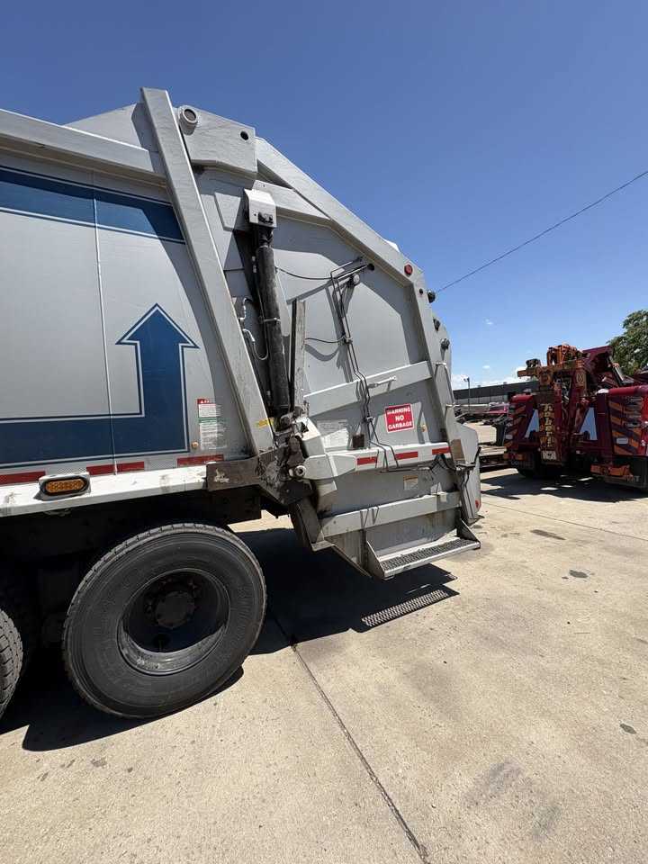 2012 Mack E-Z Pack Rear Loader — photo 7