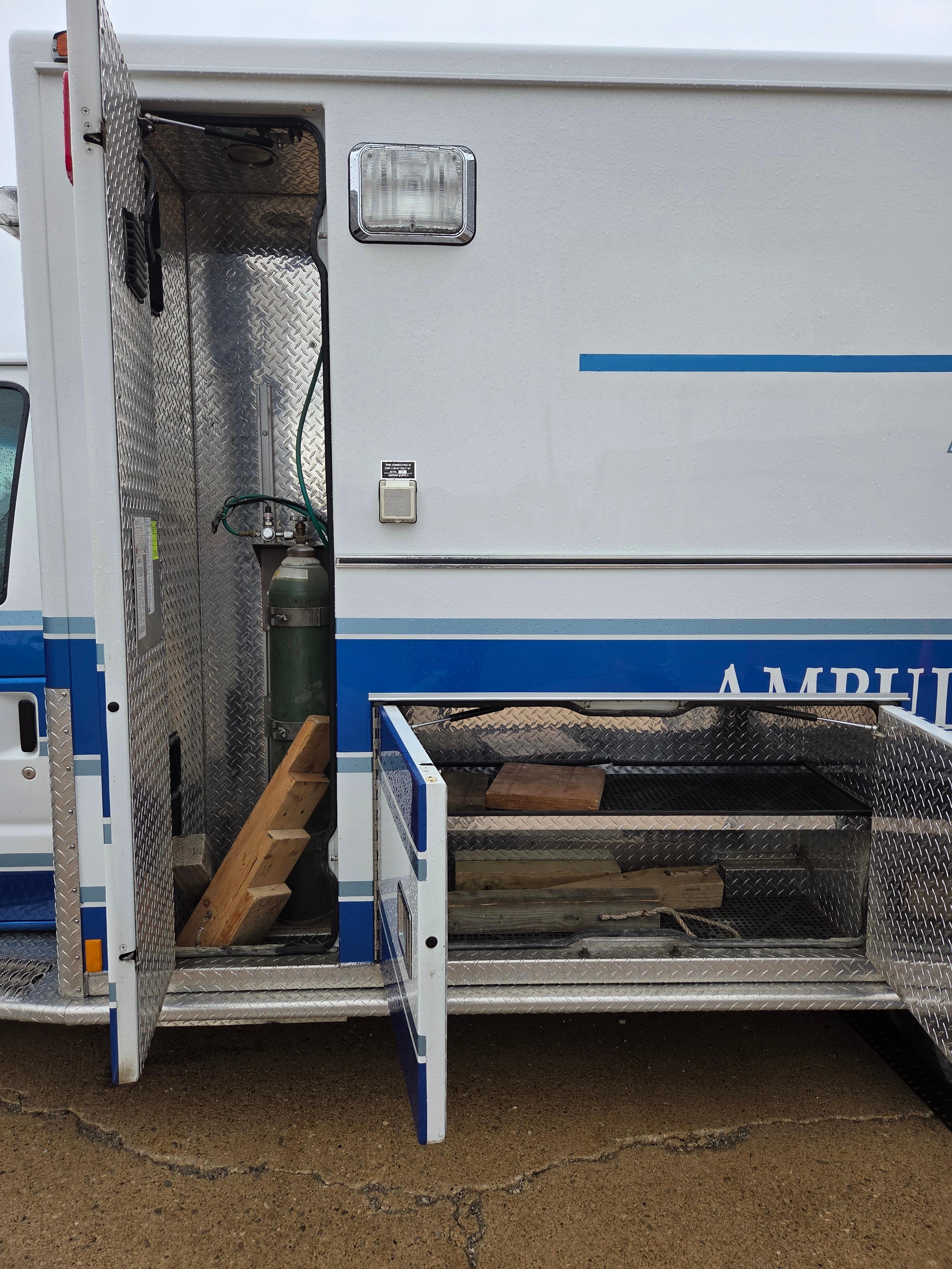 1999 MedTec Ford Type III Ambulance - image 12