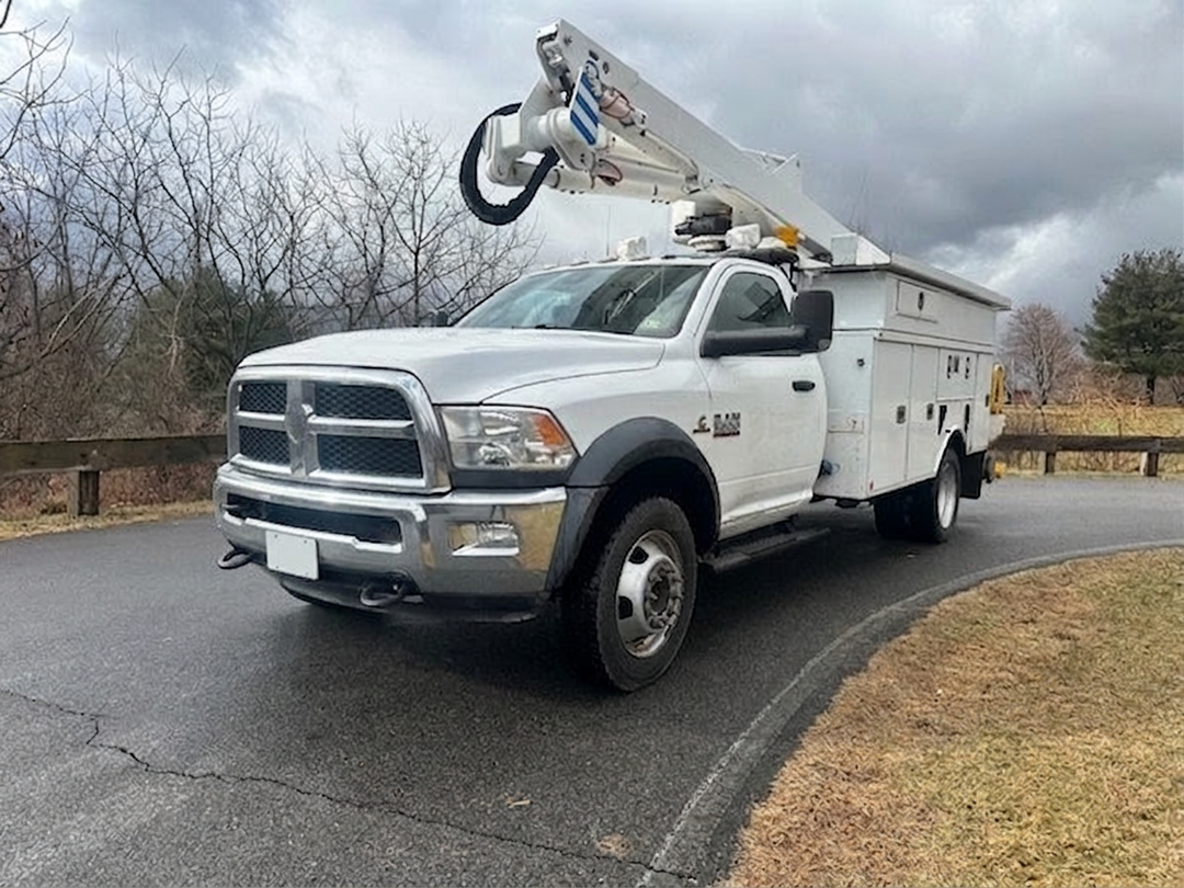 2018 Ram 5500 4x4 Bucket Truck w/ Altec AT40G Boom (45 ft)