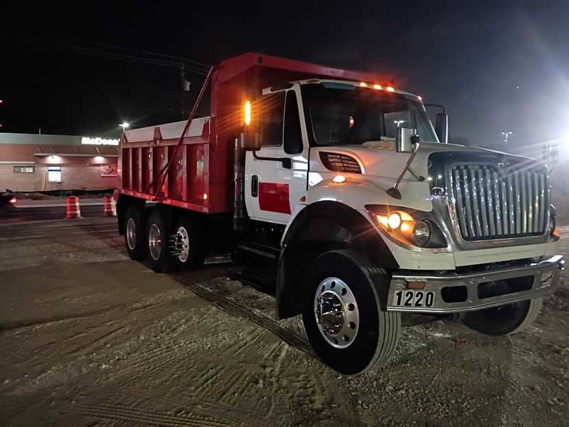 2008 International 7500 with Cummins Engine — photo 3