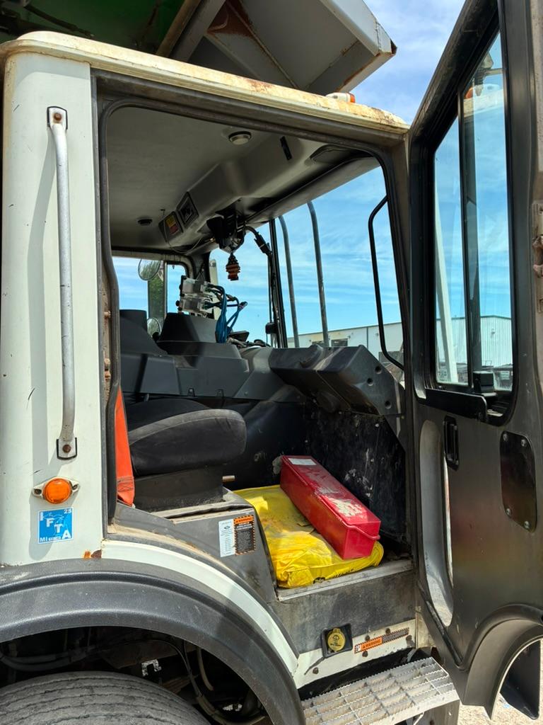 2017 Mack Heil Front Loader - image 17