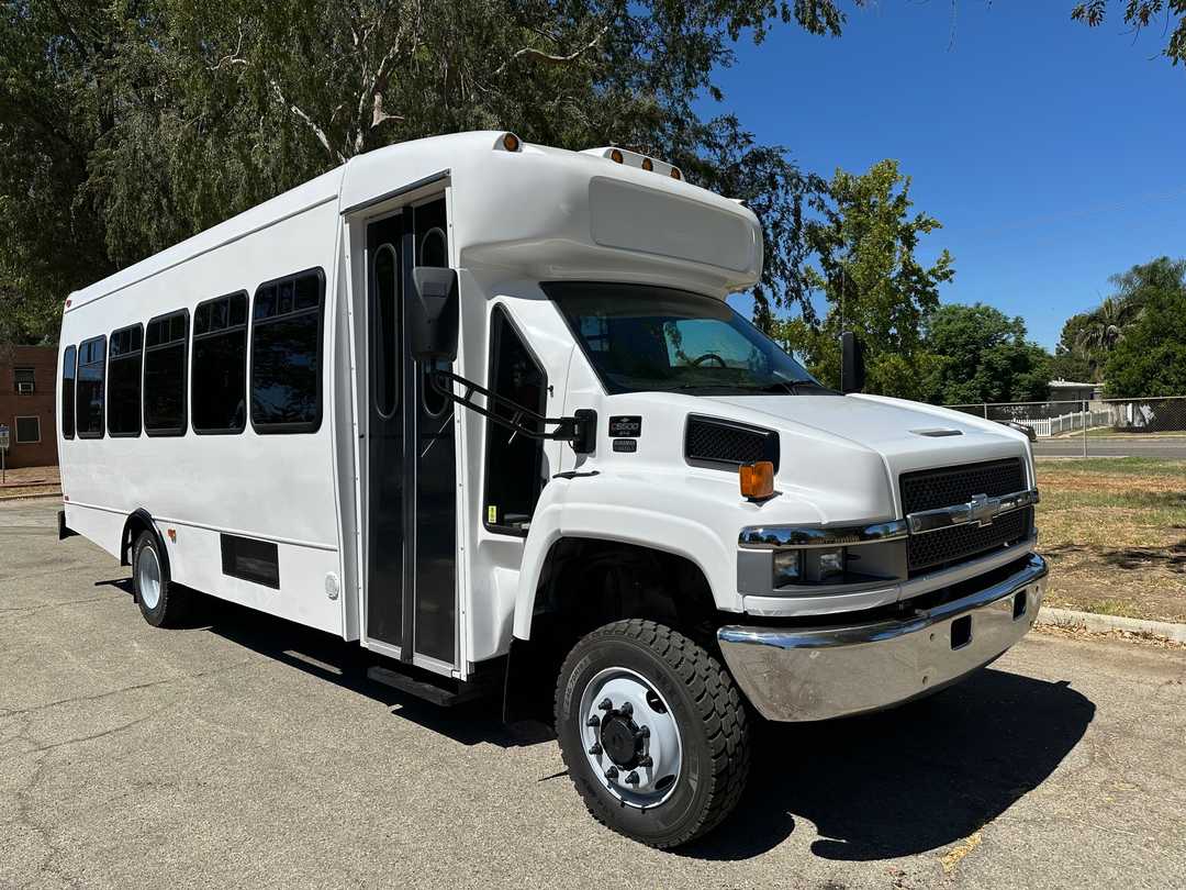 2008 Chevy Kodiak C-5500 4X4 Conversion 29 Passenger Bus