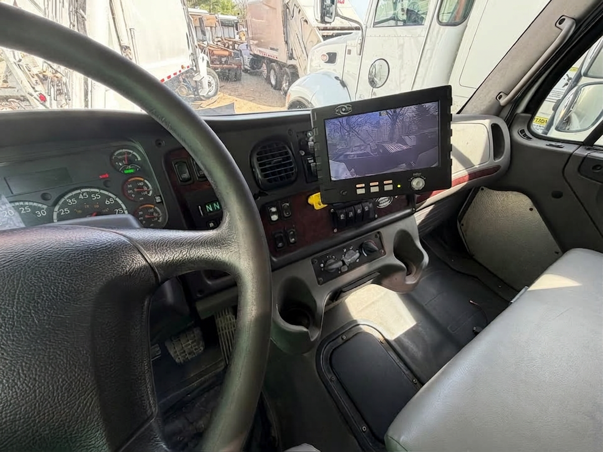 2020 Freightliner New Way Rear Loader - image 11