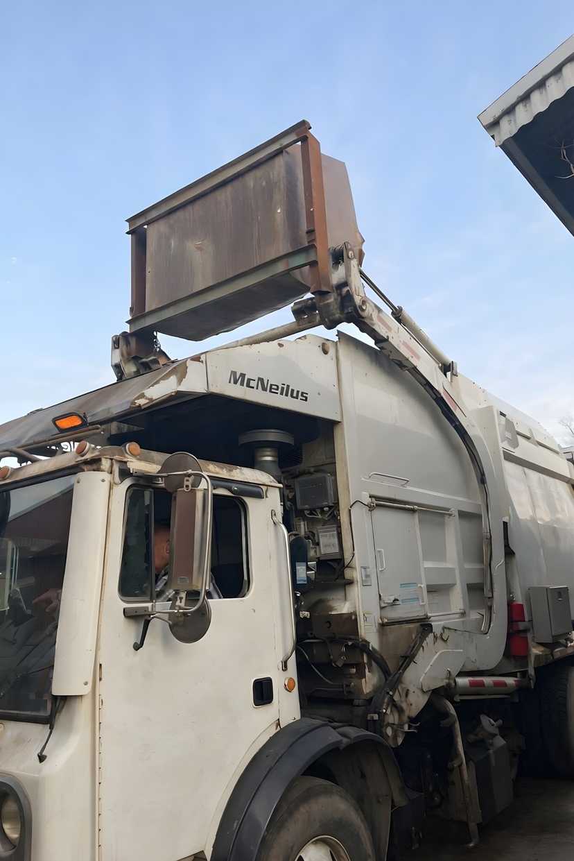 2016 Mack McNeilus Front Loader — photo 2